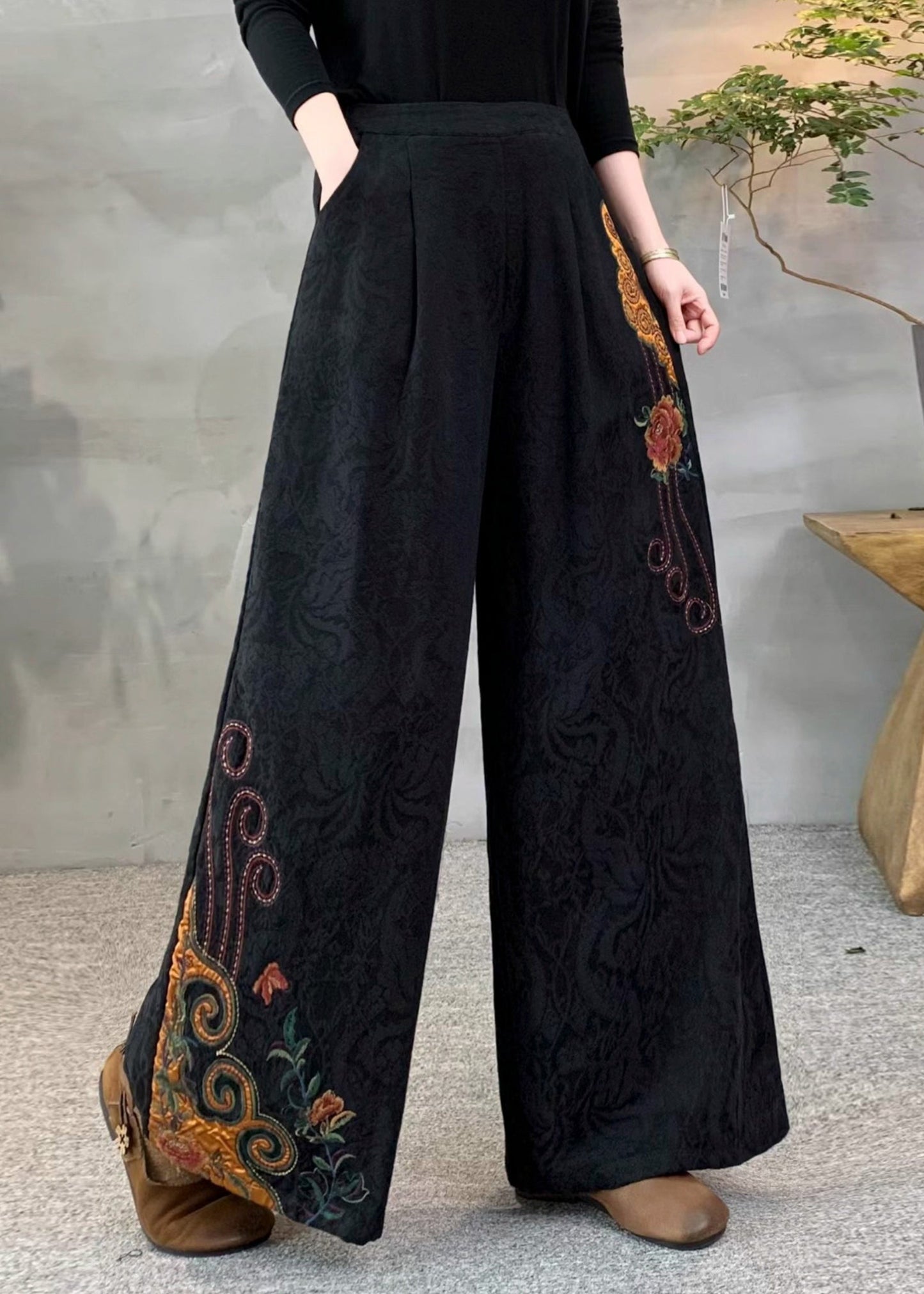 Neue gelbe Fleecehose mit bestickten Taschen für den Winter