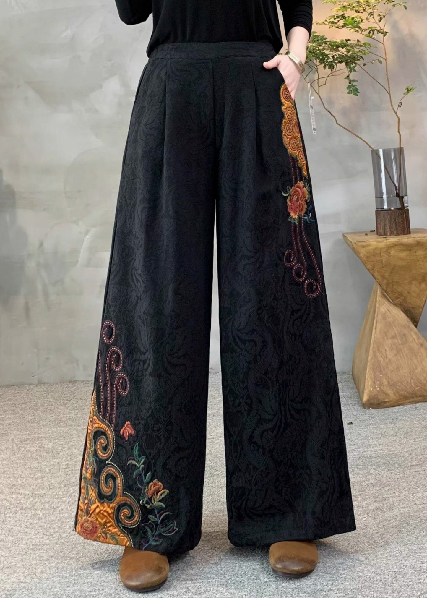 Neue gelbe Fleecehose mit bestickten Taschen für den Winter