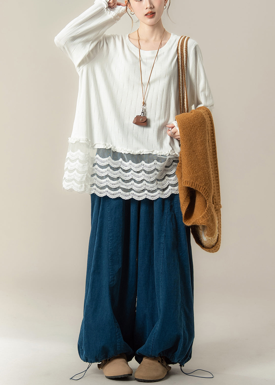 Neues gelbes Strickset mit V-Ausschnitt, floralem Muster, Baumwoll-T-Shirt und Cordhose – 3-teilig für den Frühling