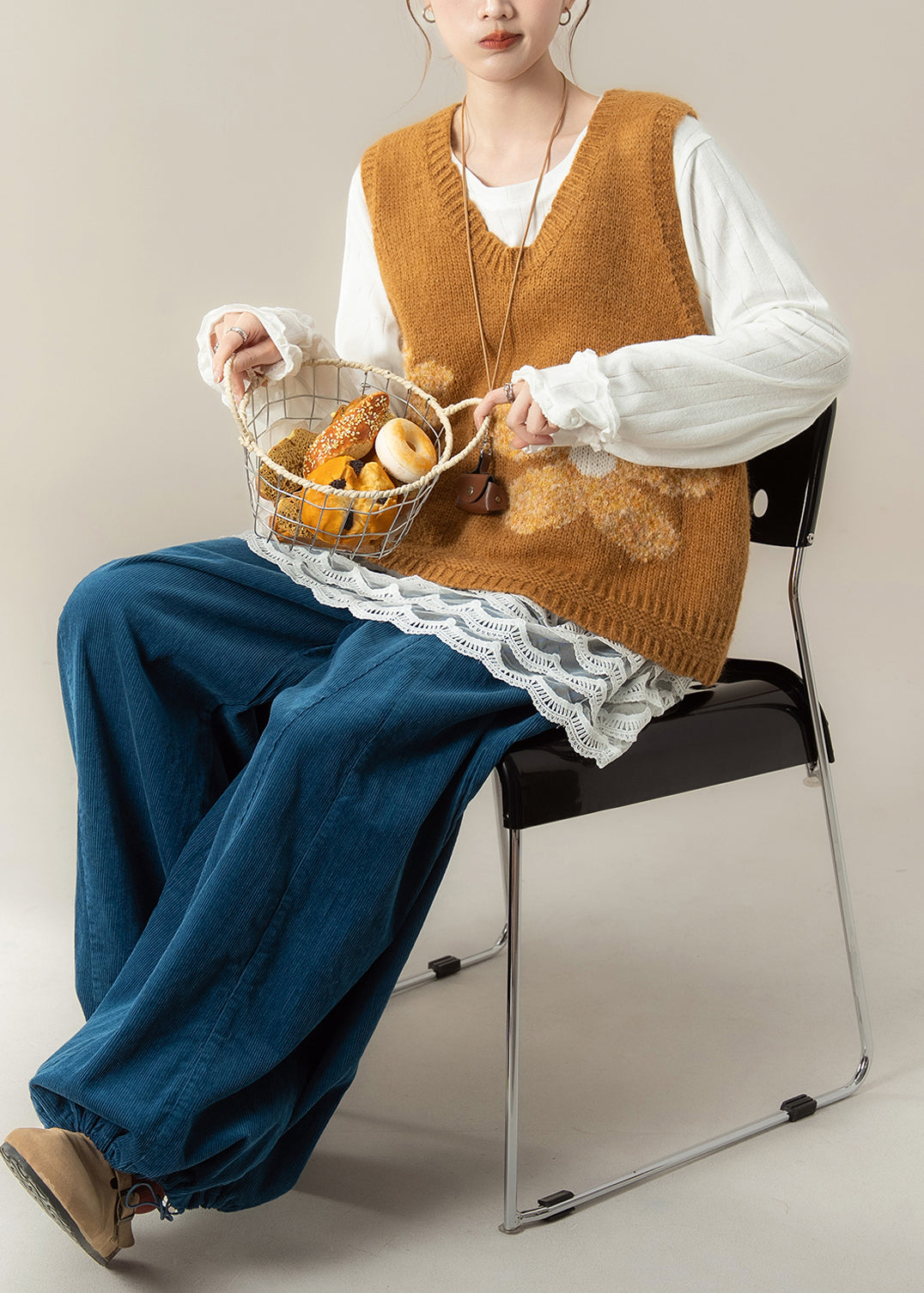 Neues gelbes Strickset mit V-Ausschnitt, floralem Muster, Baumwoll-T-Shirt und Cordhose – 3-teilig für den Frühling