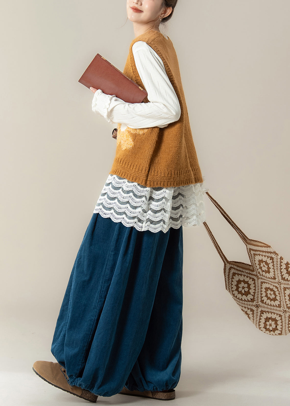 Neues gelbes Strickset mit V-Ausschnitt, floralem Muster, Baumwoll-T-Shirt und Cordhose – 3-teilig für den Frühling