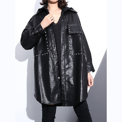 Neue schwarze Pu-Bluse Oversize-Reverskragen-Taschen-T-Shirt Eleganter Langarm-Pu-Mantel mit Nieten