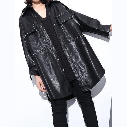 Neue schwarze Pu-Bluse Oversize-Reverskragen-Taschen-T-Shirt Eleganter Langarm-Pu-Mantel mit Nieten