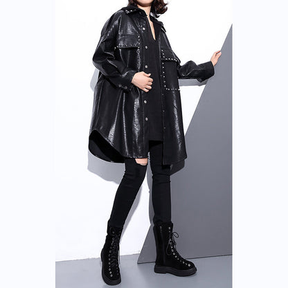 Neue schwarze Pu-Bluse Oversize-Reverskragen-Taschen-T-Shirt Eleganter Langarm-Pu-Mantel mit Nieten