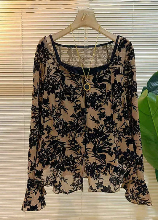 Conjunto de dos piezas de camiseta y top con botones calados en negro con mangas acampanadas