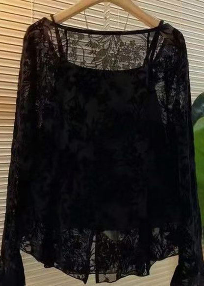 Conjunto de dos piezas de camiseta y top con botones calados en negro con mangas acampanadas