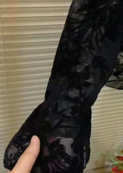 Conjunto de dos piezas de camiseta y top con botones calados en negro con mangas acampanadas