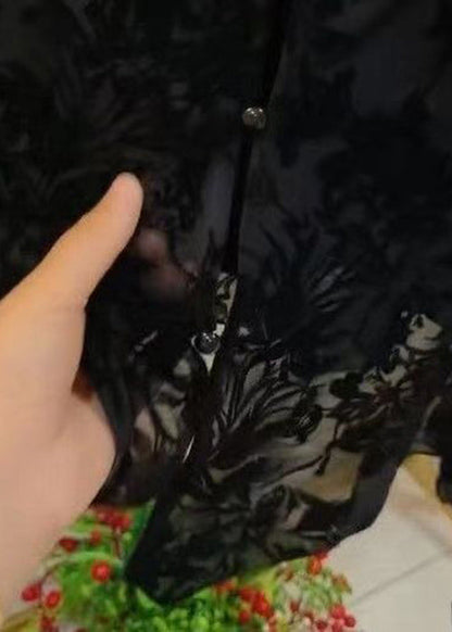 Conjunto de dos piezas de camiseta y top con botones calados en negro con mangas acampanadas