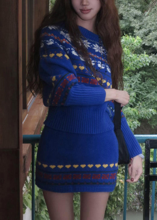 Neuartiges zweiteiliges Set aus blauem Strickpullover und Rock mit U-Boot-Ausschnitt und Print aus Baumwolle für den Frühling