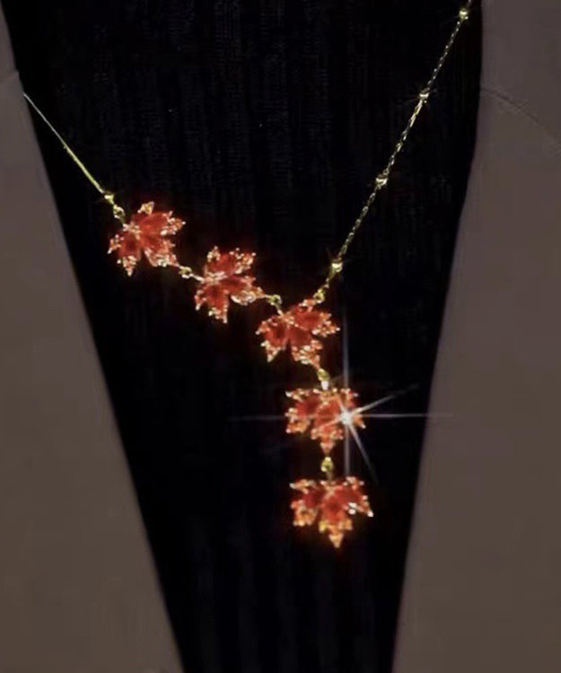 Collar con colgante de borla de hojas de arce doradas de acero inoxidable rojo novedoso