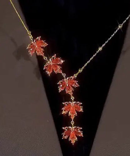 Collar con colgante de borla de hojas de arce doradas de acero inoxidable rojo novedoso