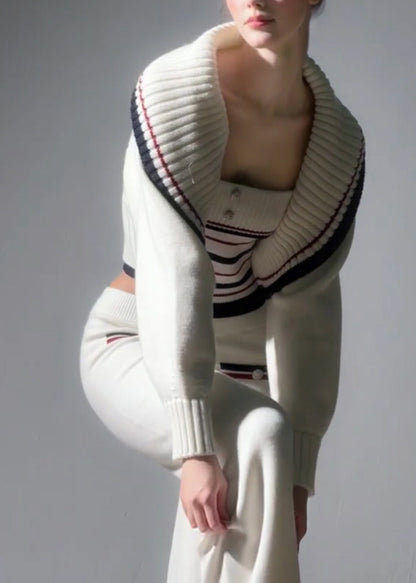 Neuartiges zweiteiliges Set aus weiß gestreifter Patchwork-Baumwollstrickjacke, Oberteil und gerader Hose mit Patchwork-Muster für den Frühling