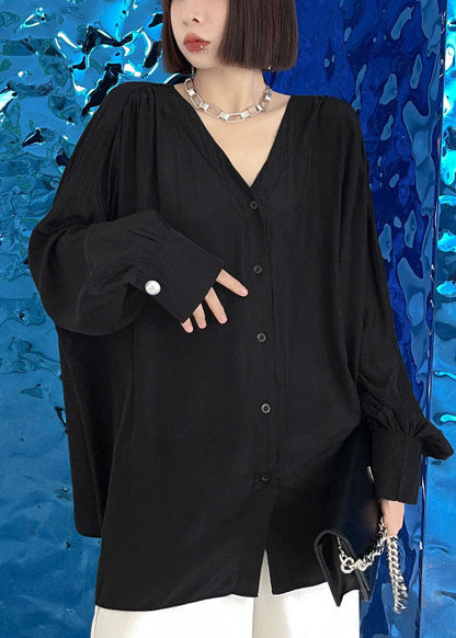 Lockeres, lässiges Langarmhemd aus Bio-Baumwolle in Schwarz mit V-Ausschnitt und Knopfleiste