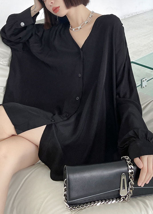 Lockeres, lässiges Langarmhemd aus Bio-Baumwolle in Schwarz mit V-Ausschnitt und Knopfleiste