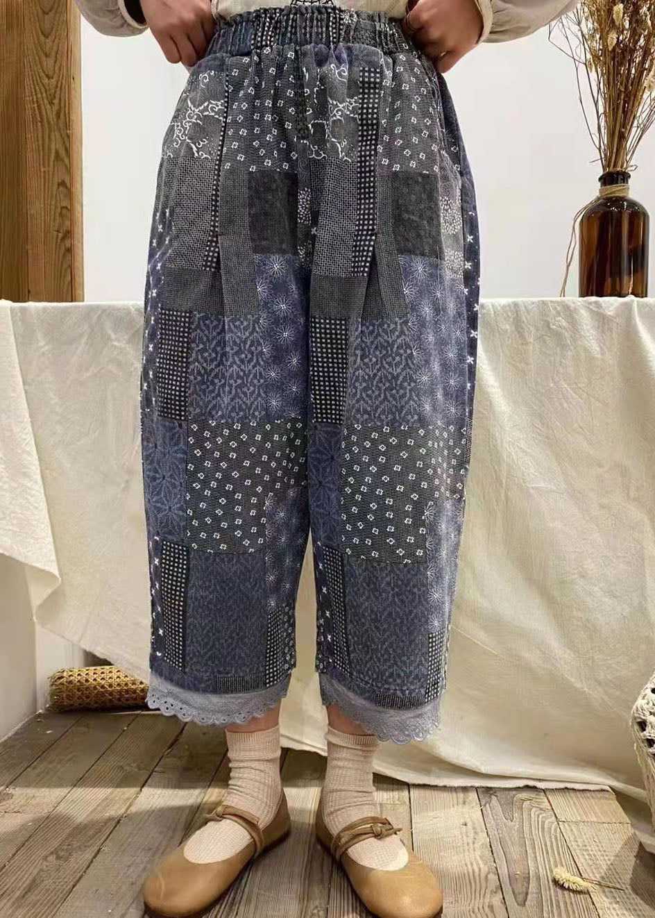 Bio-Baumwollhose mit blauen Taschen und Print, Frühling
