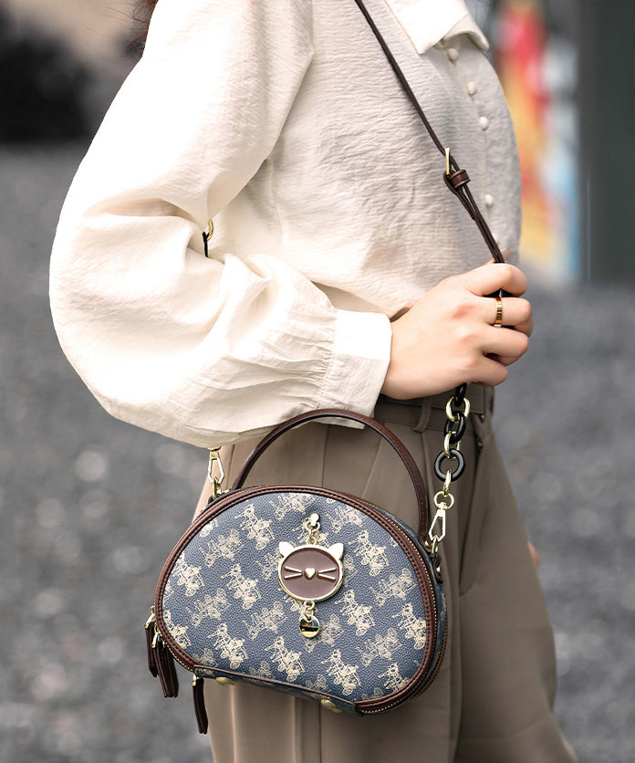 Bolso redondo de piel sintética con estampado azul orgánico