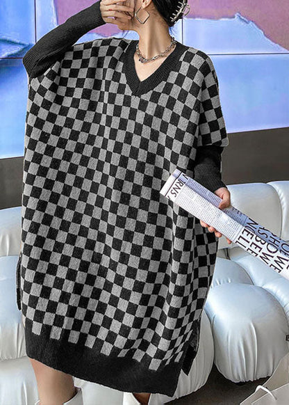 Bio-Strickkleid in Grau und Schwarz mit V-Ausschnitt und seitlicher Öffnung, lang, für den Winter