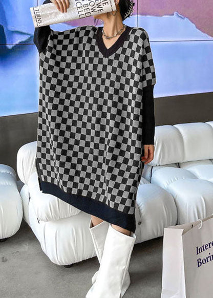 Bio-Strickkleid in Grau und Schwarz mit V-Ausschnitt und seitlicher Öffnung, lang, für den Winter