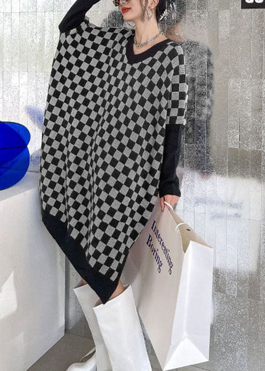 Bio-Strickkleid in Grau und Schwarz mit V-Ausschnitt und seitlicher Öffnung, lang, für den Winter