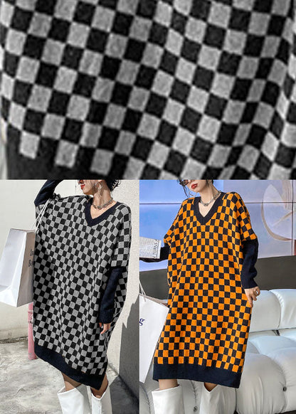 Bio-Strickkleid in Grau und Schwarz mit V-Ausschnitt und seitlicher Öffnung, lang, für den Winter