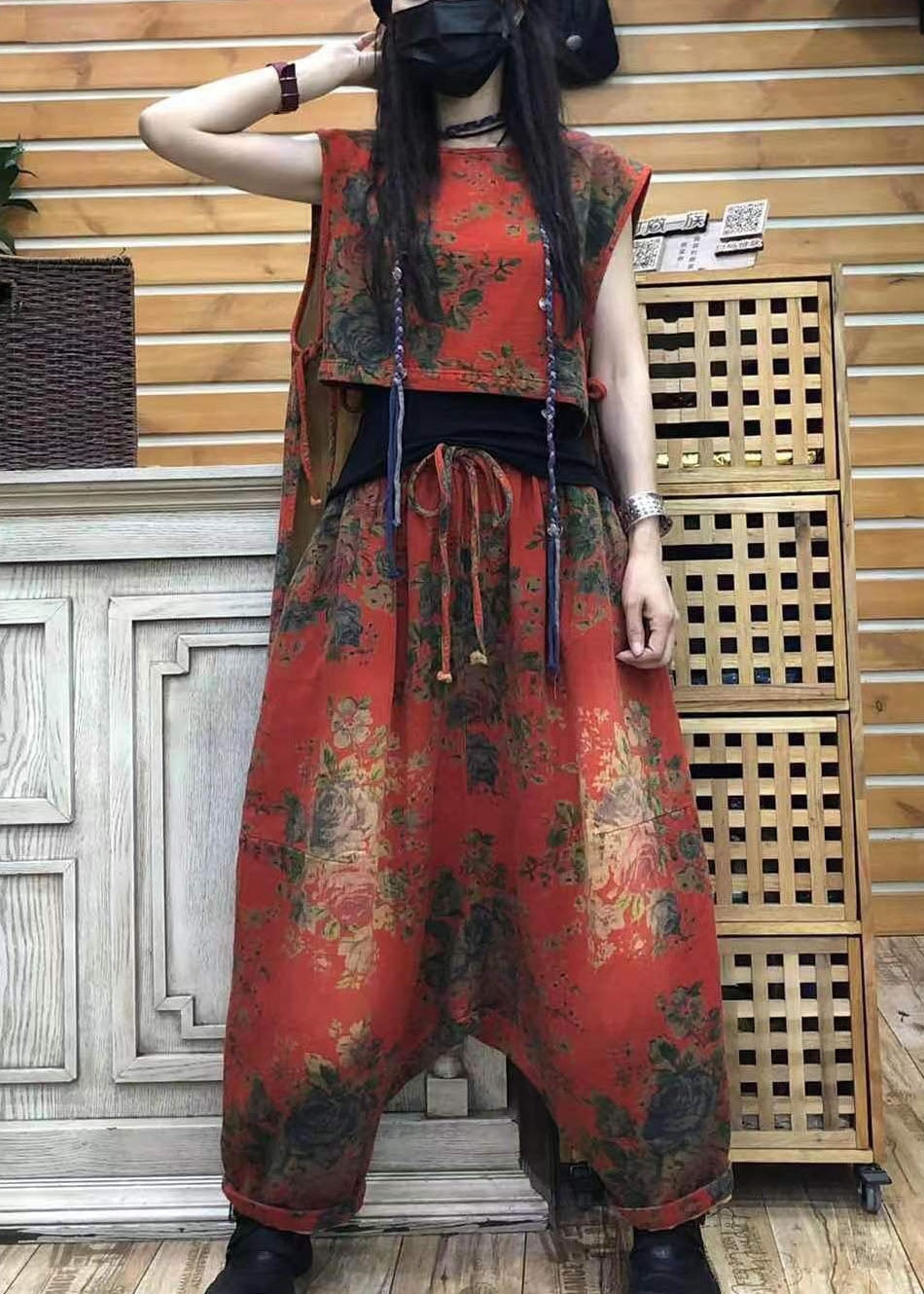 Conjunto de dos piezas sin mangas de otoño con diseño bajo y alto con estampado orgánico de cuello redondo en rojo