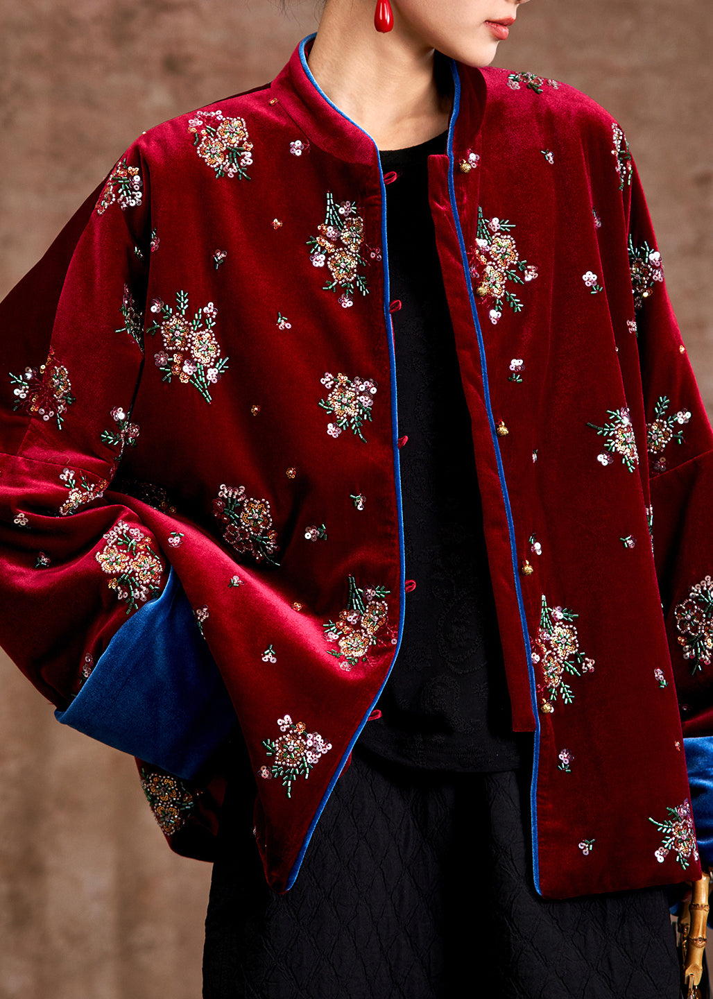 Bio-Parka-Mäntel aus rotem, besticktem Seidensamt mit Stehkragen für den Winter