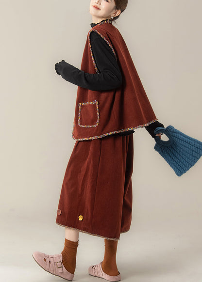 Dreiteiliges Set aus roter Bio-Cordweste mit V-Ausschnitt, passendem Oberteil und Cropped-Hose für den Herbst