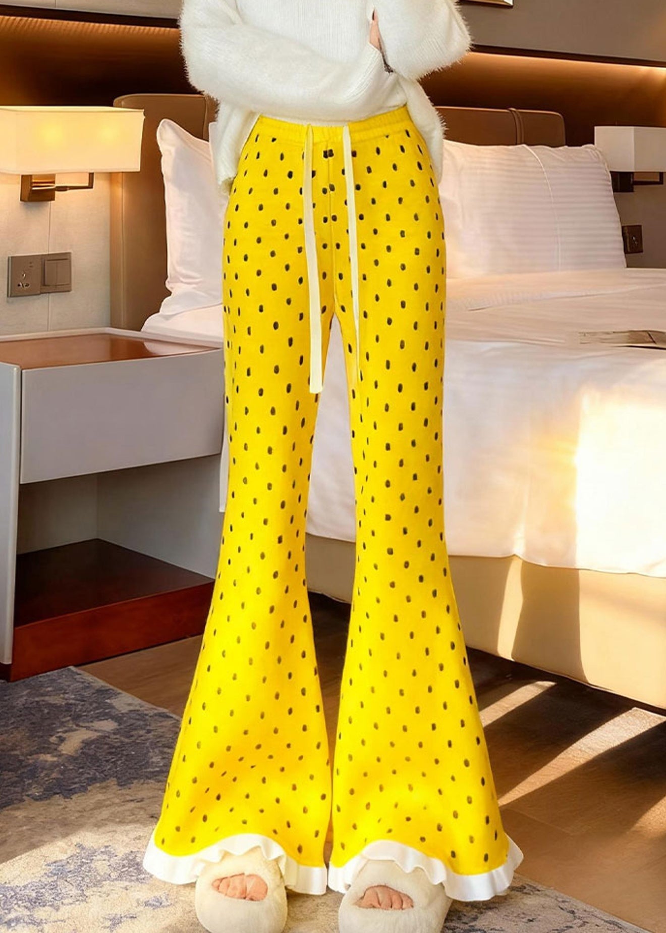 Gelbe Strickhose mit Rüschenmuster und ausgestelltem Bein aus Bio-Materialien für den Winter