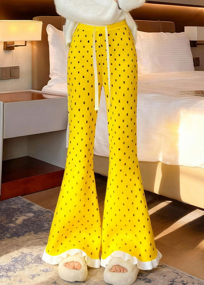 Gelbe Strickhose mit Rüschenmuster und ausgestelltem Bein aus Bio-Materialien für den Winter