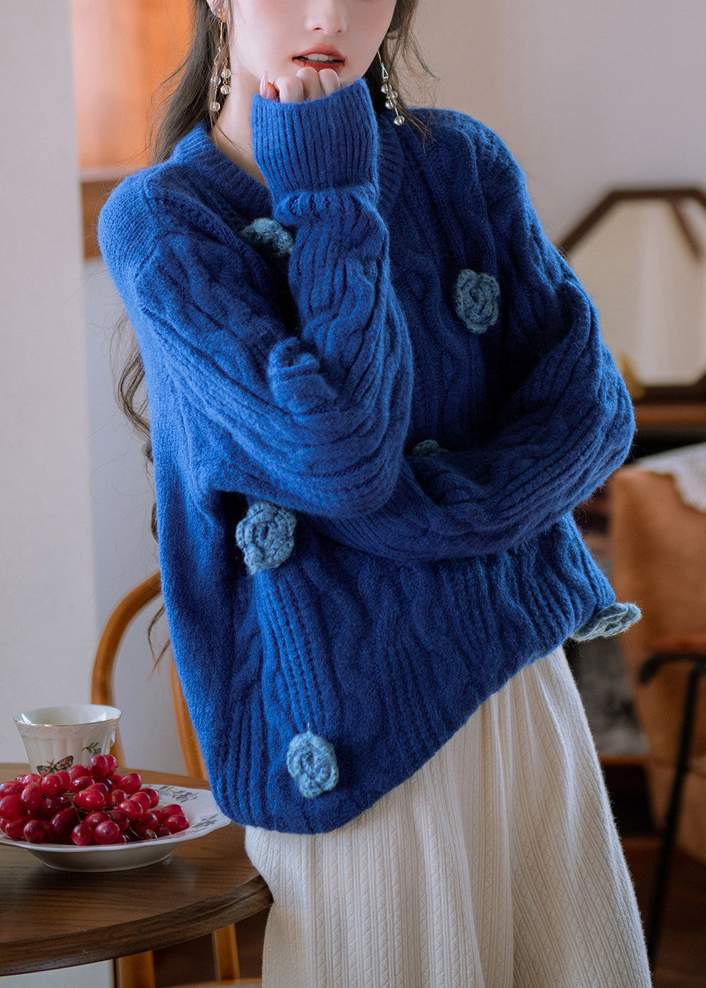 Originaler blauer, kuscheliger Strickpullover mit Blumenmuster für den Winter