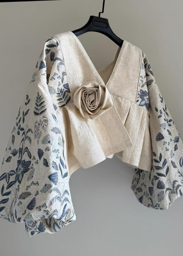 Beigefarbener Baumwollmantel mit V-Ausschnitt, floralem Patchwork und Laternenärmeln – Original Design