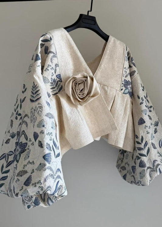 Beigefarbener Baumwollmantel mit V-Ausschnitt, floralem Patchwork und Laternenärmeln – Original Design