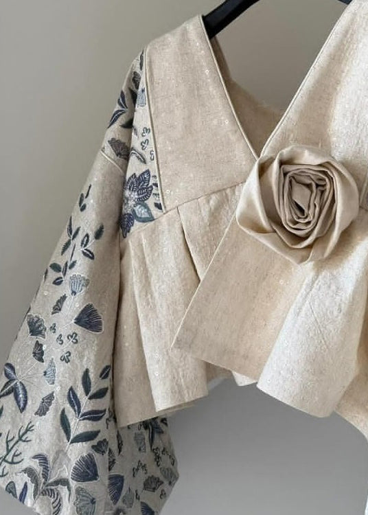 Beigefarbener Baumwollmantel mit V-Ausschnitt, floralem Patchwork und Laternenärmeln – Original Design