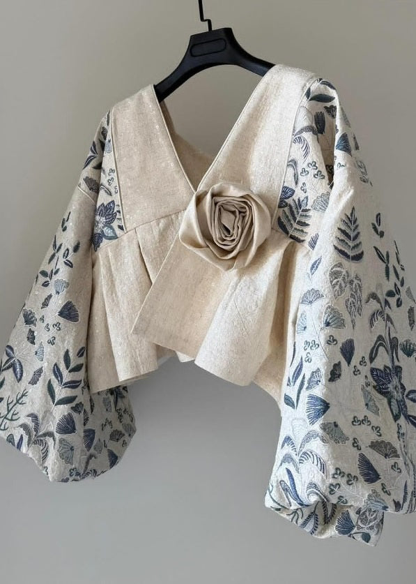 Beigefarbener Baumwollmantel mit V-Ausschnitt, floralem Patchwork und Laternenärmeln – Original Design