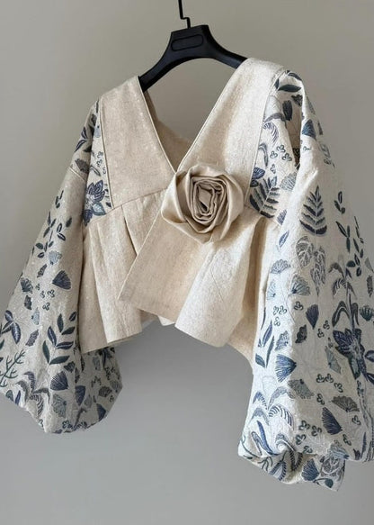 Beigefarbener Baumwollmantel mit V-Ausschnitt, floralem Patchwork und Laternenärmeln – Original Design