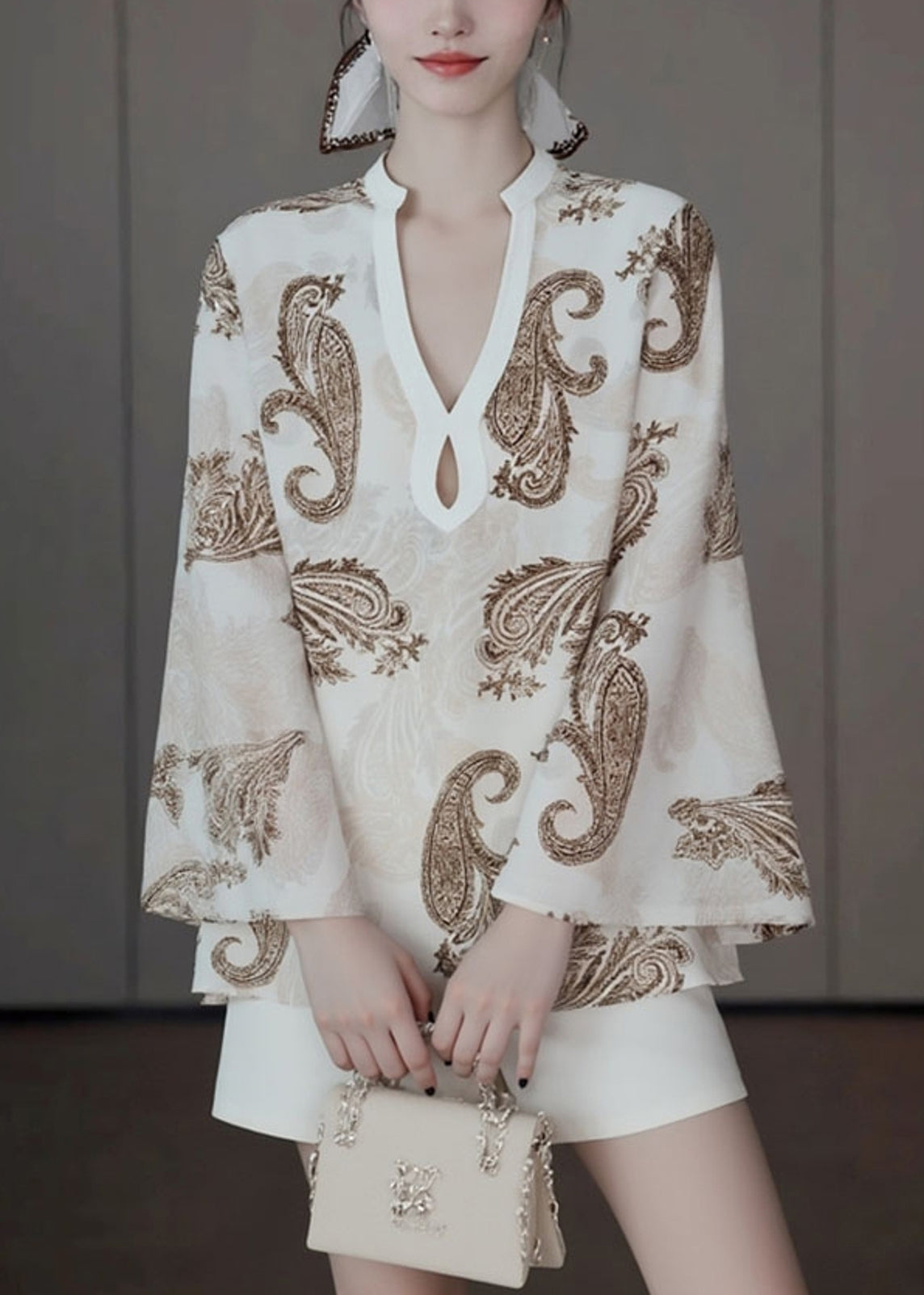 Camisa con cuello en V beige y diseño original para otoño