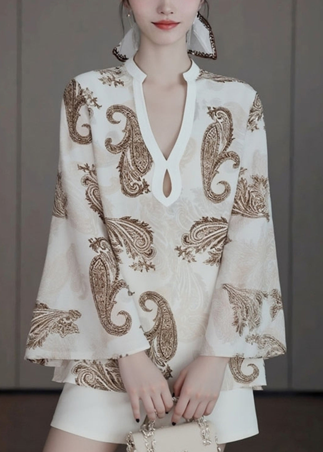 Camisa con cuello en V beige y diseño original para otoño