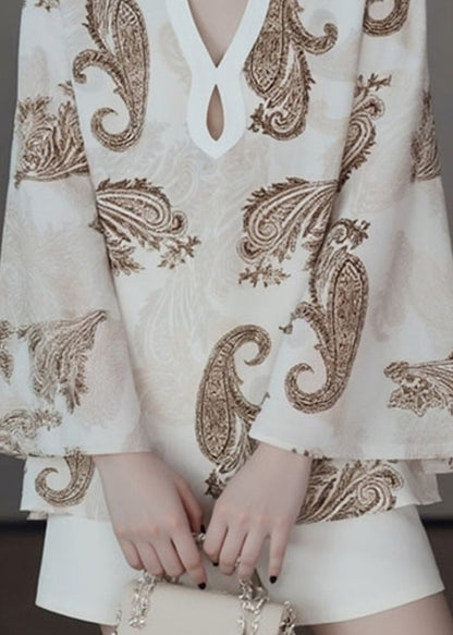 Camisa con cuello en V beige y diseño original para otoño