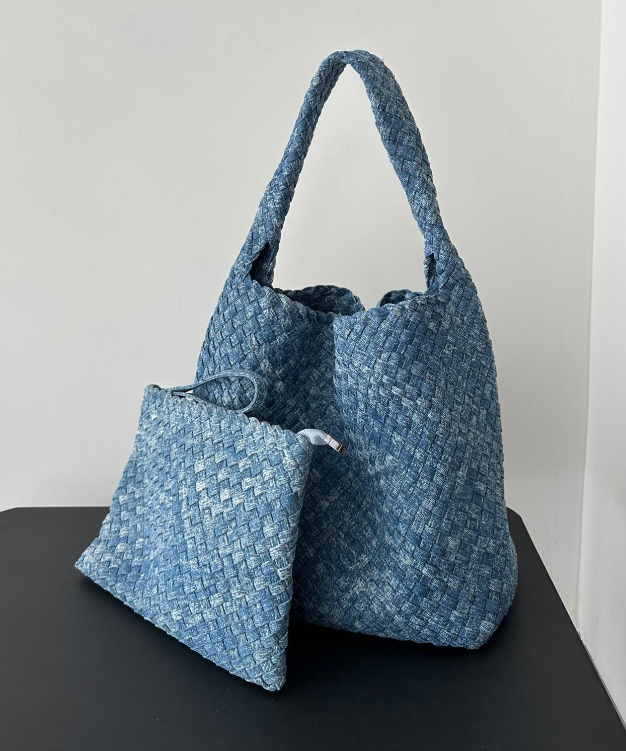 Bolso de hombro de gran capacidad en denim azul con diseño original
