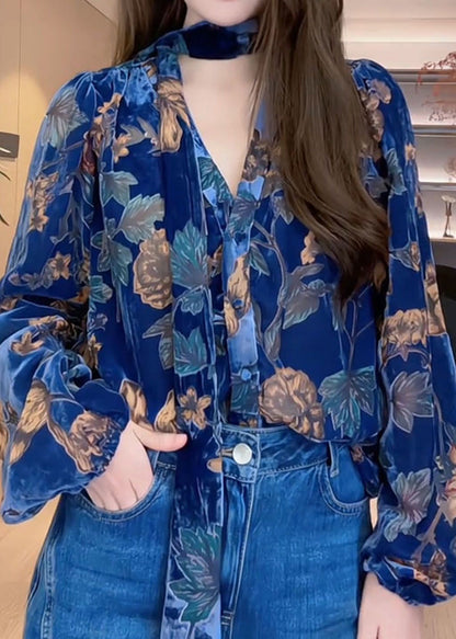 Original Design Blaues Seidenvelourshemd mit V-Ausschnitt und Print für den Frühling