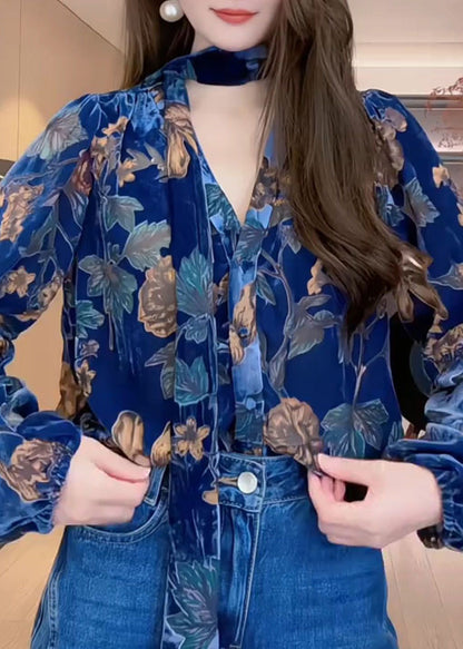 Original Design Blaues Seidenvelourshemd mit V-Ausschnitt und Print für den Frühling