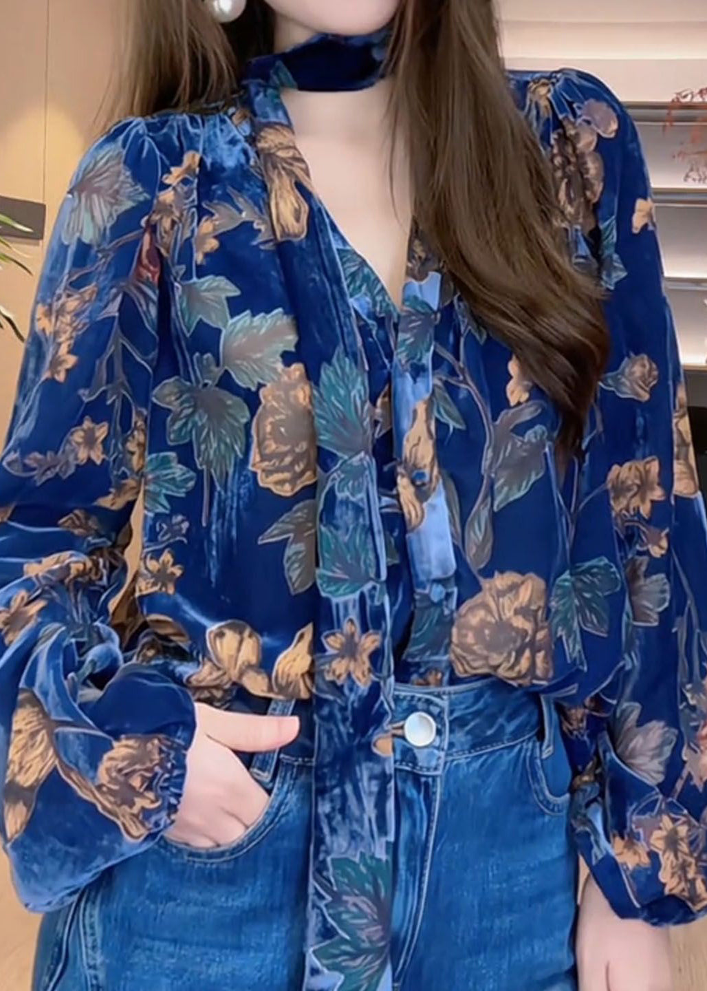 Original Design Blaues Seidenvelourshemd mit V-Ausschnitt und Print für den Frühling