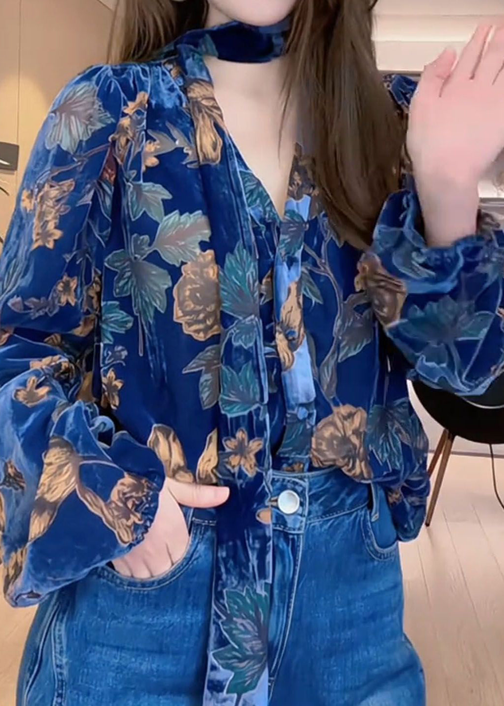 Original Design Blaues Seidenvelourshemd mit V-Ausschnitt und Print für den Frühling