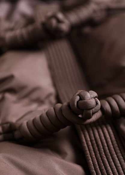 Original Design Schokoladenbrauner Schalkragen Orientalischer Knopf Entendaunen-Wintermantel