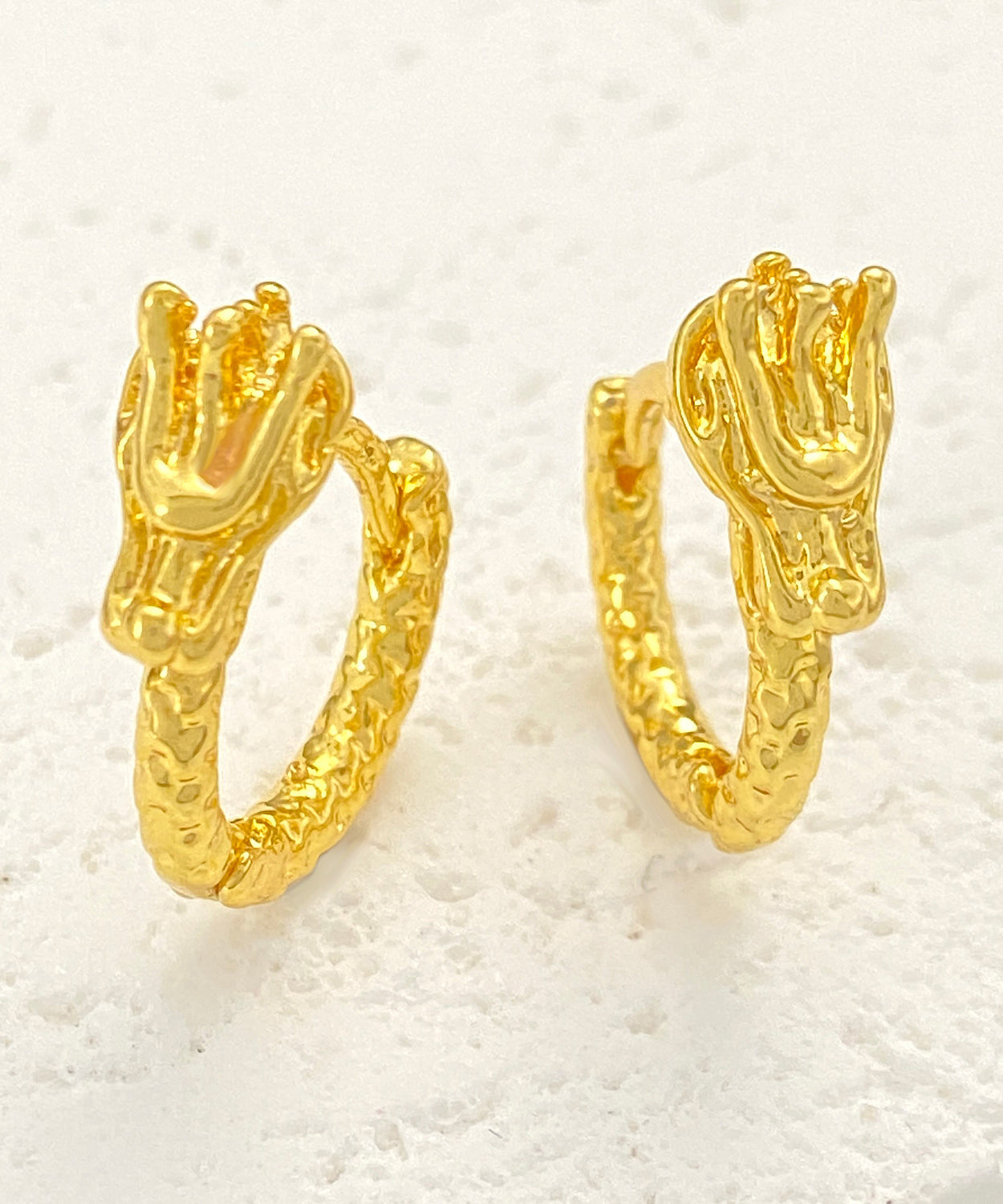 Pendientes de aro con diseño original de animales en plata de ley dorada