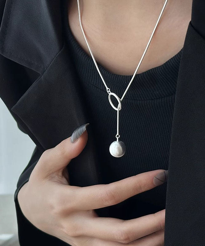Collar con colgante de bola de seda en plata de ley con diseño original
