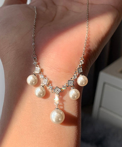 Collar con colgante de borla de perla de cristal y cobre blanco dorado, diseño original