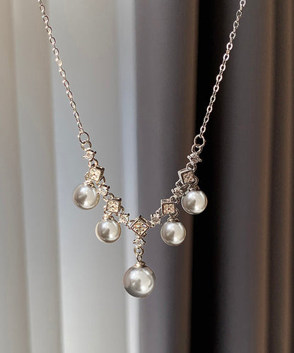 Collar con colgante de borla de perla de cristal y cobre blanco dorado, diseño original