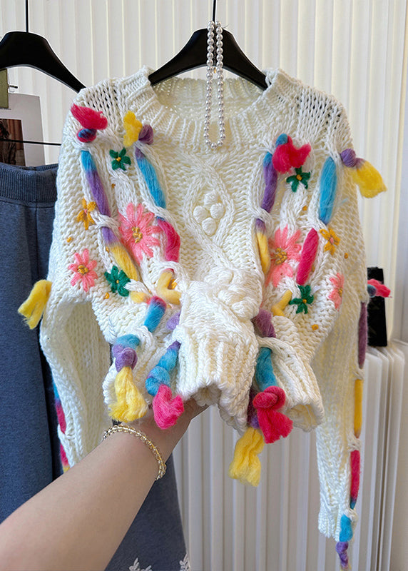 Suéteres de punto cable bordados en blanco con diseño original para invierno