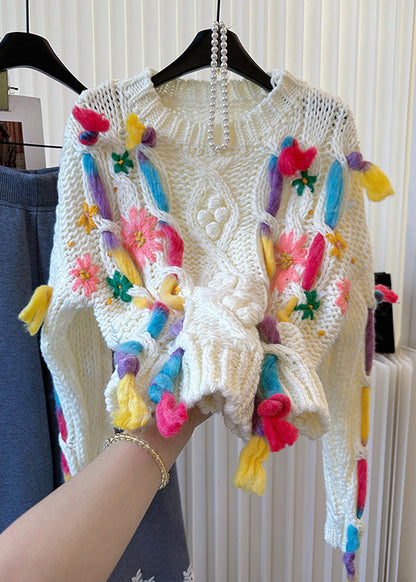 Suéteres de punto cable bordados en blanco con diseño original para invierno